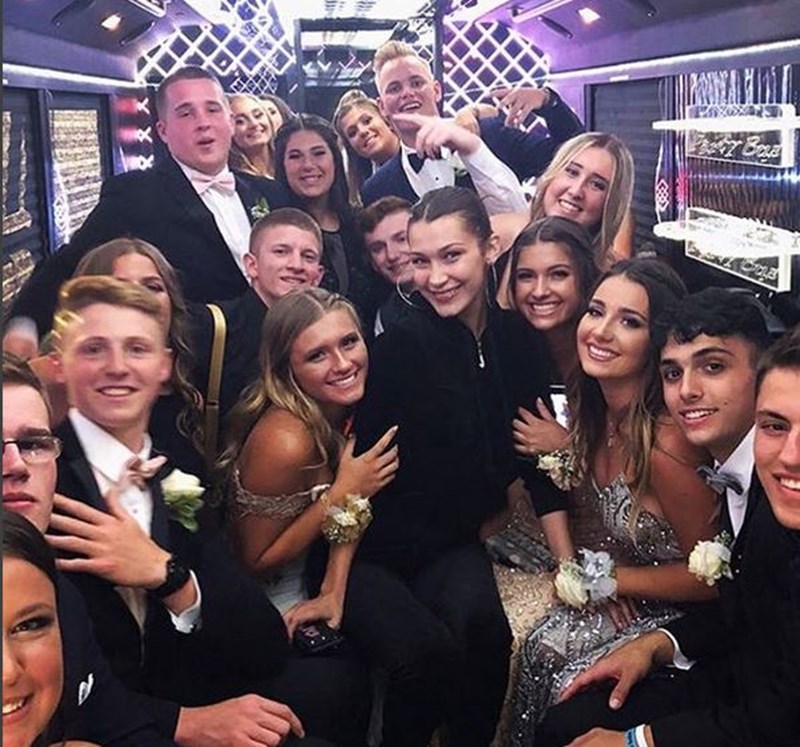 H Bella Hadid έκανε εμφάνιση-έκπληξη σε σχολικό χορό - εικόνα 1