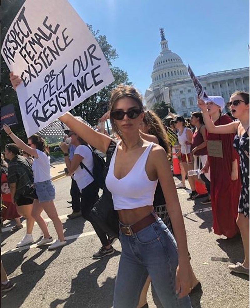 Συνέλαβαν σε διαδήλωση την Emily Ratajowski και την Amy Schumer - εικόνα 2