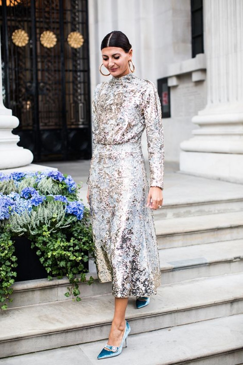 10 λαμπερά φορέματα που θα σε βγάλουν ασπροπρόσωπη στις γιορτές - εικόνα 1