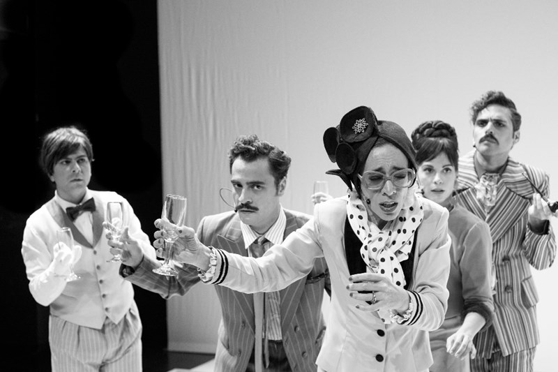 8 παραστάσεις για να δείτε τα Χριστούγεννα - εικόνα 8