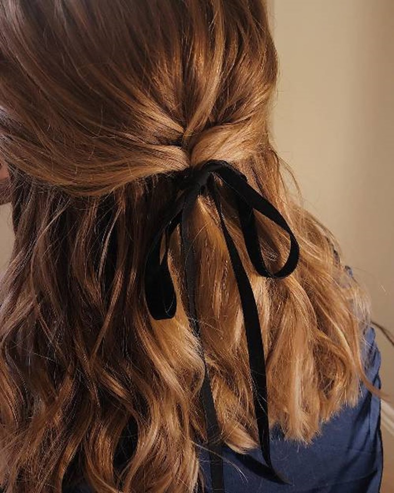 5 απλά hairstyles για να νιώσεις ανανεωμένη σε λίγα μόνο λεπτά - εικόνα 1
