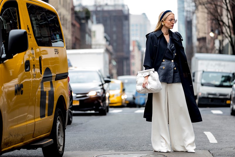 New York Fashion Week: Τα street style looks που μας έκαναν κλικ με την πρώτη ματιά - εικόνα 2