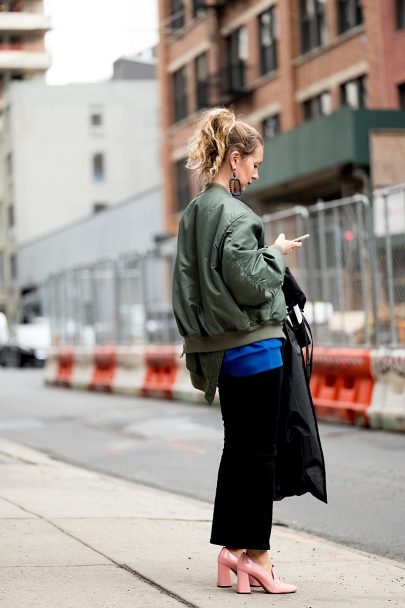 Khaki is the new black: Αυτό είναι το χρώμα που πρωταγωνιστεί τώρα στο street style - εικόνα 7