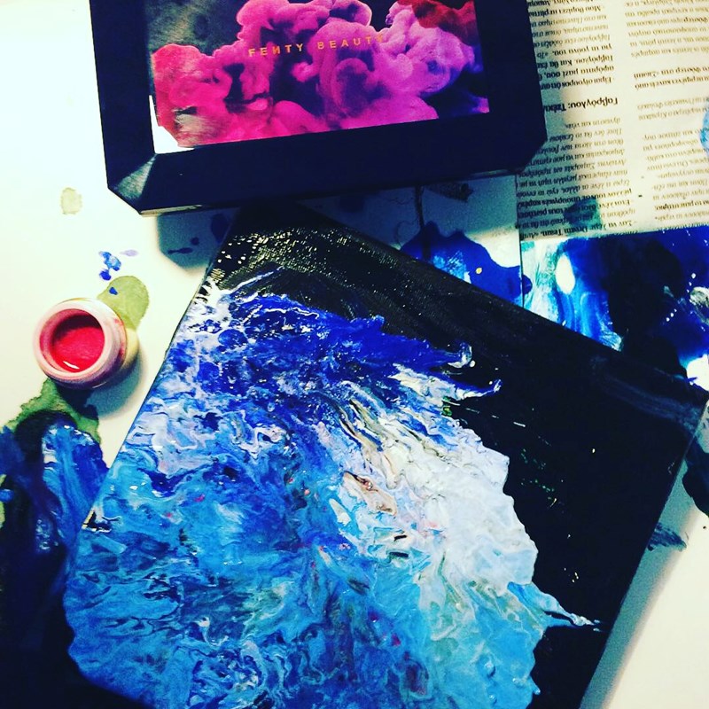 Μια ζωγράφος που δημιουργεί με κραγιόν - εικόνα 2