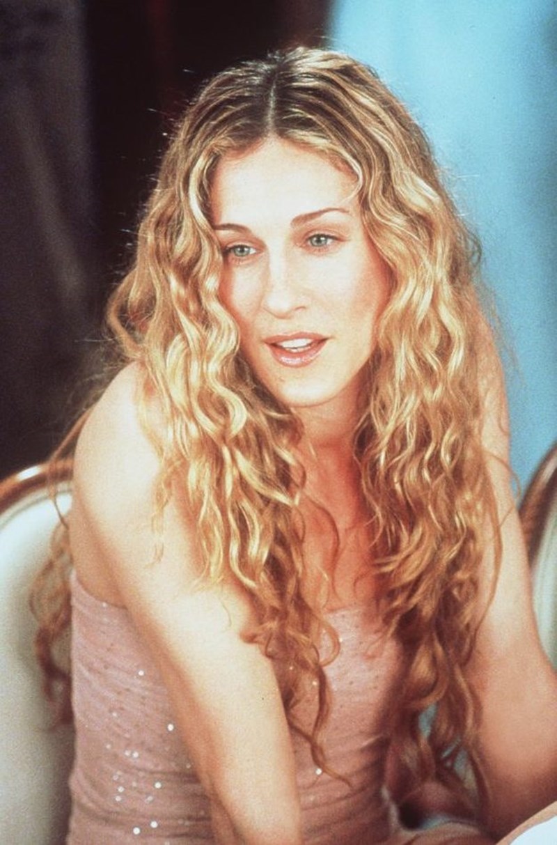 Hair Trend Alert: Οι influencers λατρεύουν το 90s look της Carrie Bradshaw - εικόνα 1