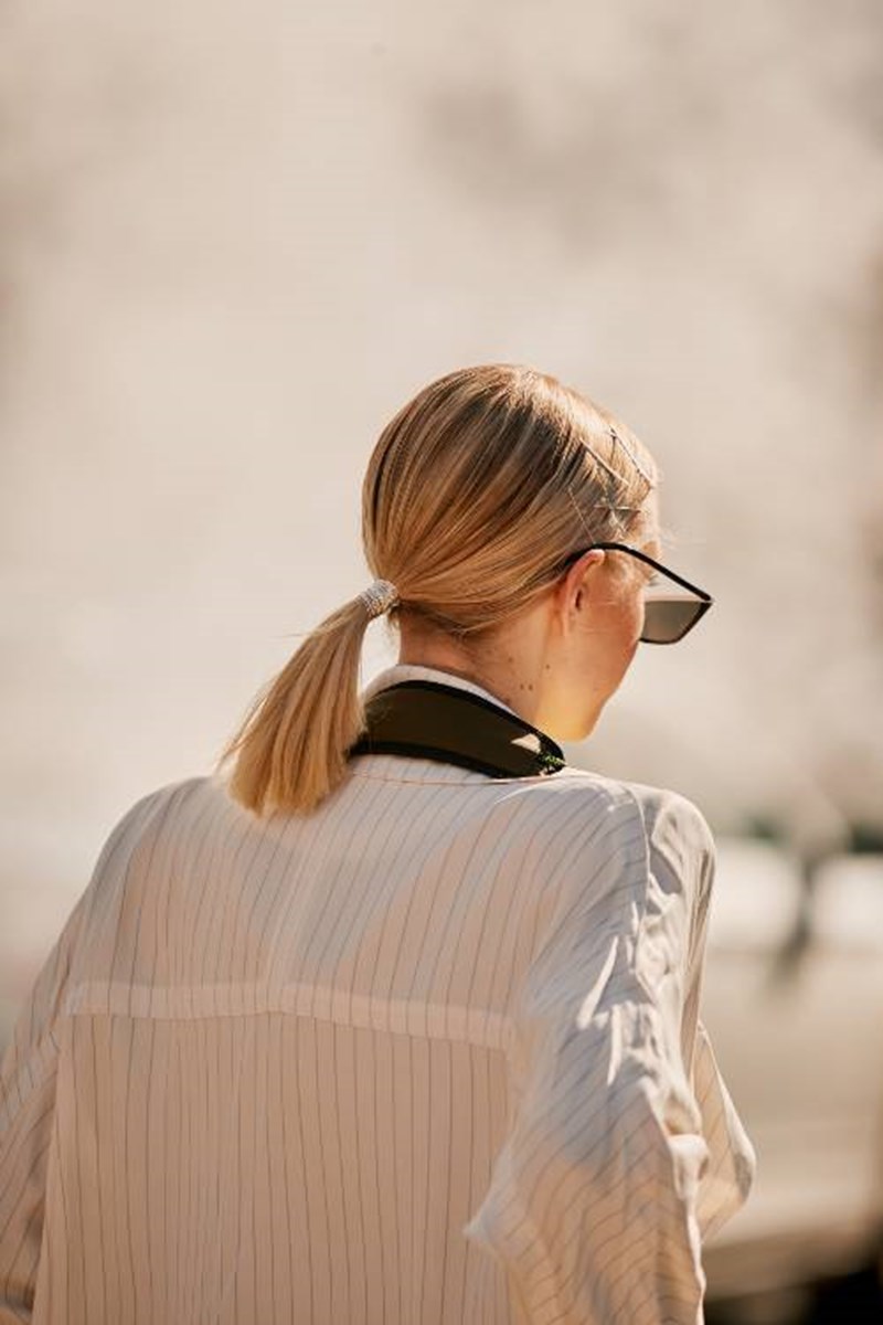 Straight from the Street: Τα hair looks που επιλέγουν τώρα τα κορίτσια της μόδας - εικόνα 1