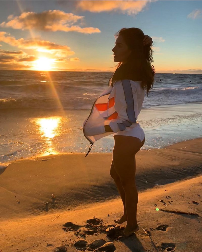 Σέξι, γραμμωμένα πόδια με ένα pilates workout που δουλεύει - εικόνα 1