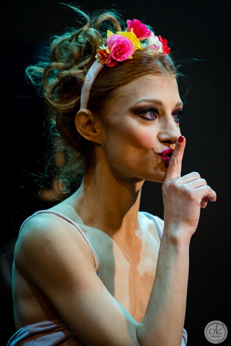 Πολυξένη Μυλωνά: «Αισθάνομαι ευνοημένη που είμαι γυναίκα και μπορώ να διοχετεύω, όλες τις μαγικές ιδιότητες του φύλου μου στους ρόλους που υποδύομαι» - εικόνα 1