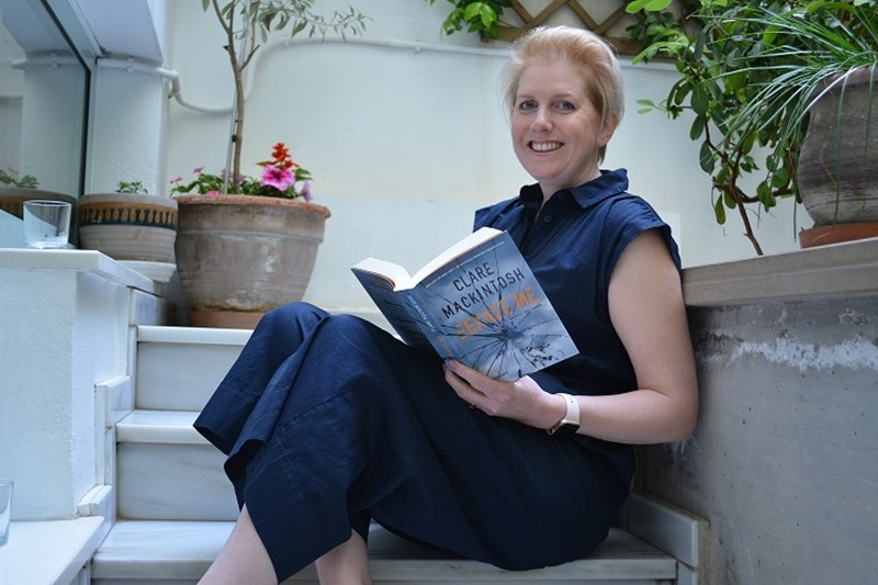 To ELLE.gr συνάντησε την Clare Mackintosh, συγγραφέα των μυθιστορημάτων που κόβουν την ανάσα - εικόνα 1