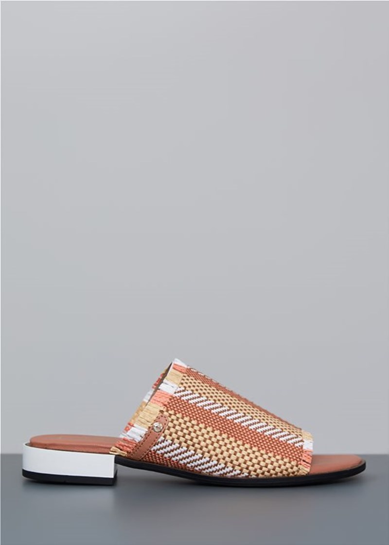 15 εντυπωσιακά φλατ σανδάλια που θα φοράμε από το πρωί μέχρι το βράδυ - εικόνα 7