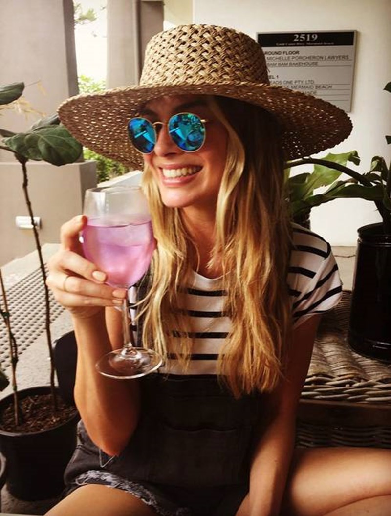 6 τρόποι να αντιγράψεις τα summer looks της Margot Robbie - εικόνα 4