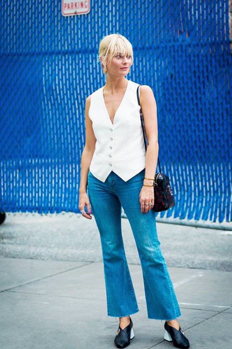 7 κανόνες για να φορέσεις το cropped flare παντελόνι (και να αναδείξεις τη σιλουέτα σου αντί να την «χαντακώσεις») - εικόνα 2