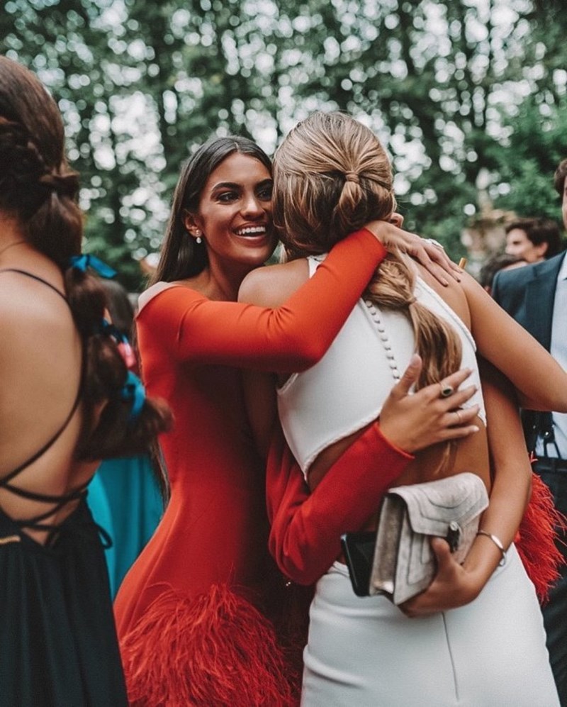 Γίνεται να μην παχύνω με τόσους γάμους και βαφτίσεις; Οι διατροφολόγοι απαντούν - εικόνα 1