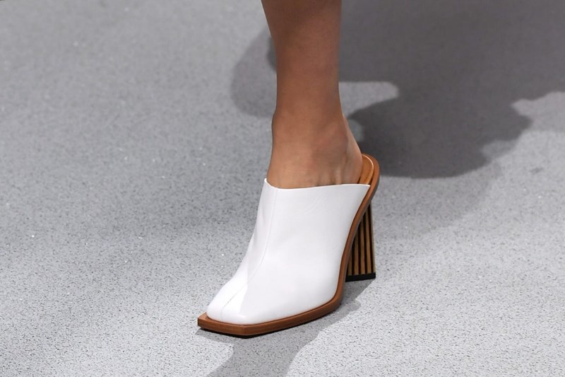 Θέλουμε τώρα τα 90s mules του οίκου Givenchy - εικόνα 1