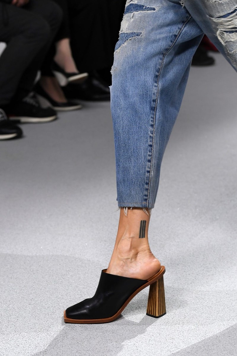 Θέλουμε τώρα τα 90s mules του οίκου Givenchy - εικόνα 2