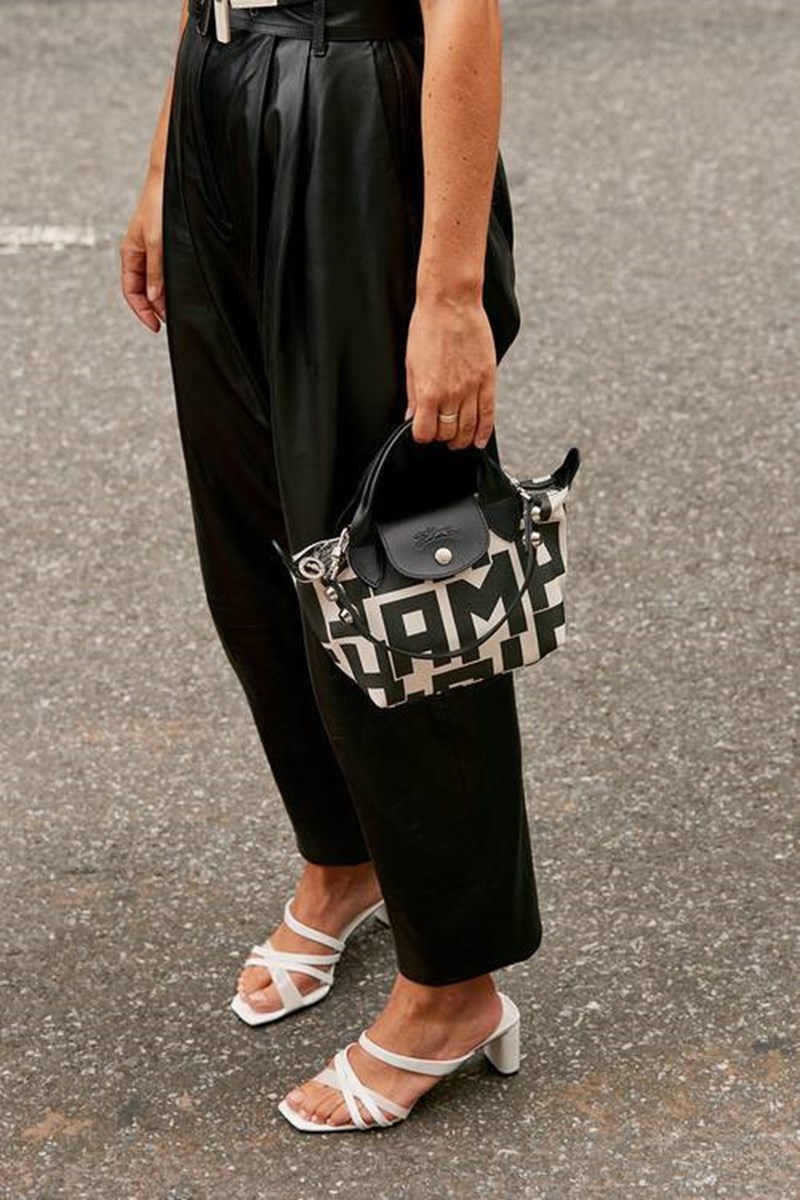 13 cult κομμάτια του street style που φορούν τα it girls - εικόνα 4