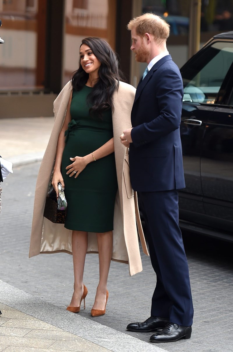 H Meghan Markle φόρεσε ξανά το φόρεμα των αρραβώνων της (και της πάει απίστευτα!) - εικόνα 3