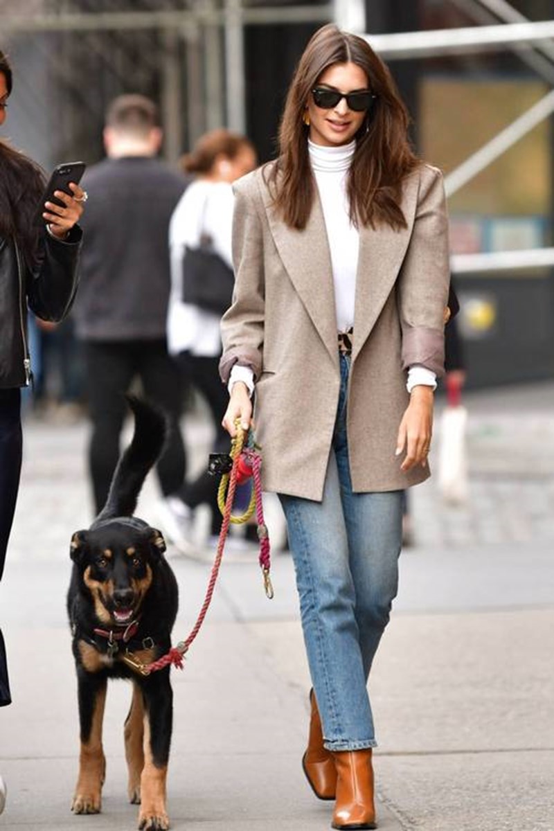 H Emily Ratajkowski σου δείχνει 5 cool τρόπους να φορέσεις το blazer σου - εικόνα 4