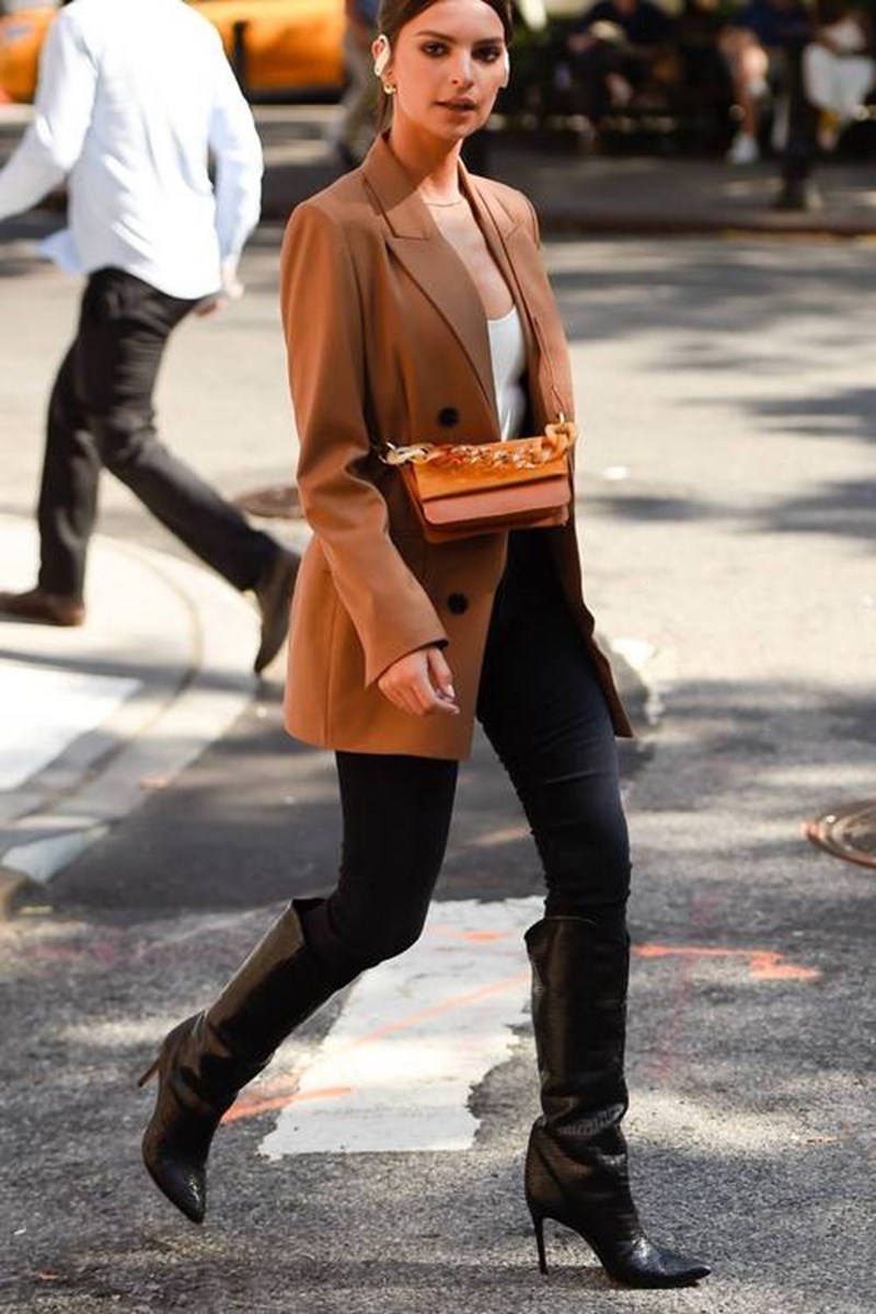 H Emily Ratajkowski σου δείχνει 5 cool τρόπους να φορέσεις το blazer σου - εικόνα 1