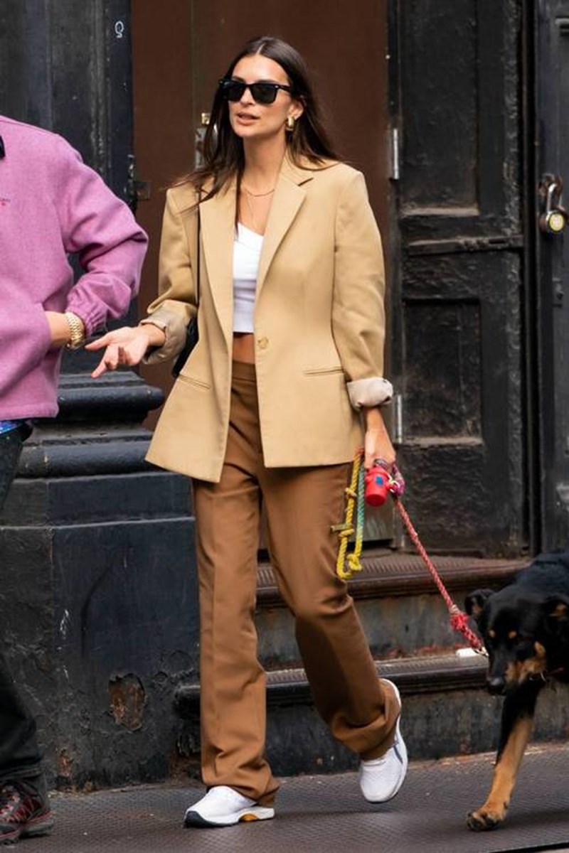 H Emily Ratajkowski σου δείχνει 5 cool τρόπους να φορέσεις το blazer σου - εικόνα 3