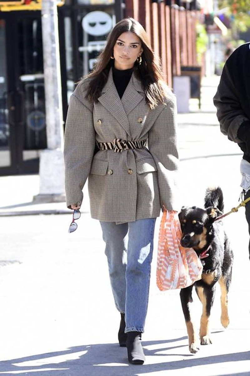 H Emily Ratajkowski σου δείχνει 5 cool τρόπους να φορέσεις το blazer σου - εικόνα 2