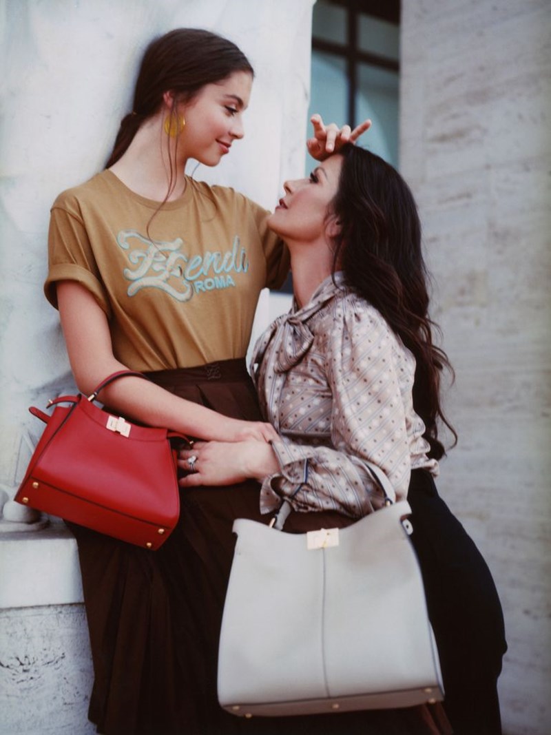 H Catherine Zeta Jones μαζί με την κούκλα κόρη της στην καμπάνια του οίκου Fendi - εικόνα 3