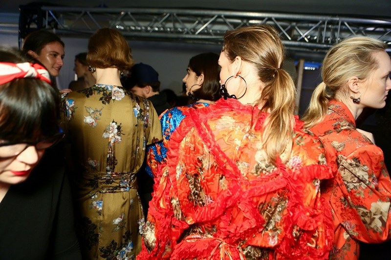 Στο show του οίκου Preen ανακαλύψαμε τα μυστικά για φυσικά ανεπιτήδευτα χτενίσματα - εικόνα 7