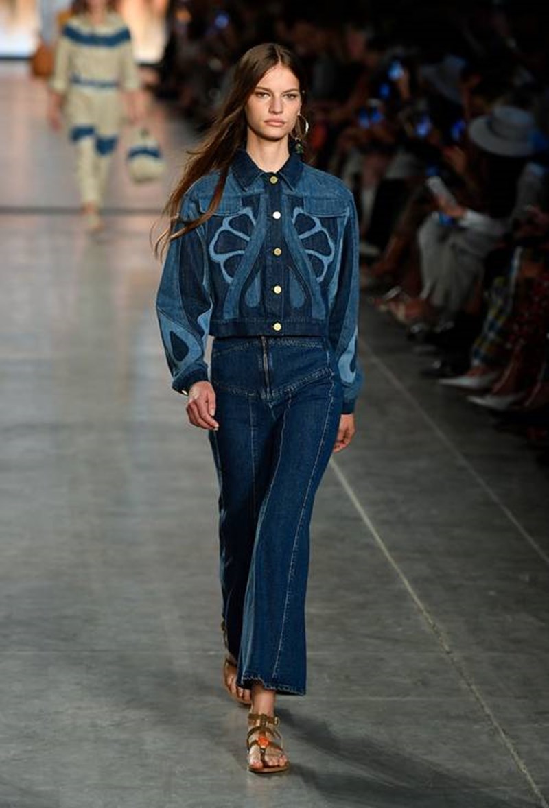 Όλες φορούν flared τζην παντελόνι. Εσύ ακόμα να ενδώσεις; - εικόνα 6