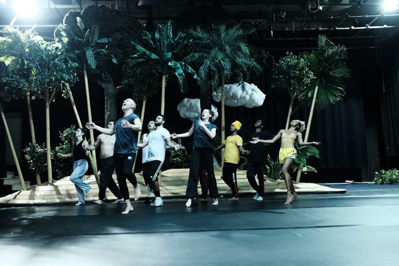 O Κωνσταντίνος Μπιμπής μιλά στο ELLE για το μαζί  που καταρρέει - εικόνα 2