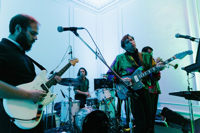 Οι Chickn μιλούν στο ELLE για το νέο τους δίσκο, τα καλά πνεύματα και την Αθήνα - εικόνα 1