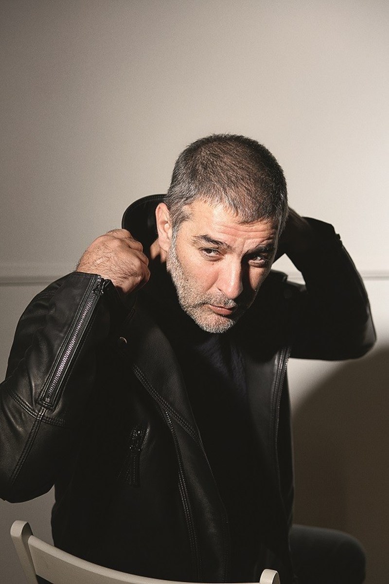 O Βασίλης Μπισμπίκης μιλά στο ELLE για τη γοητεία του περιθωρίου - εικόνα 3