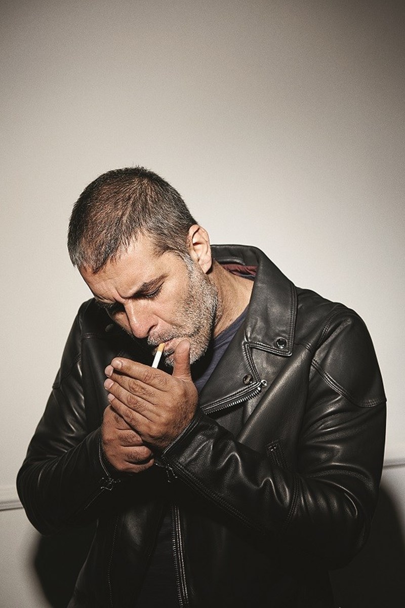 O Βασίλης Μπισμπίκης μιλά στο ELLE για τη γοητεία του περιθωρίου - εικόνα 2