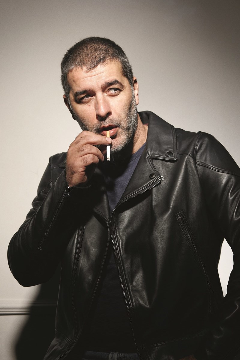 O Βασίλης Μπισμπίκης μιλά στο ELLE για τη γοητεία του περιθωρίου - εικόνα 1