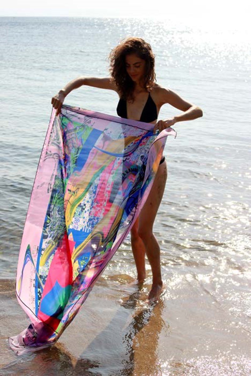 Digital Tribe: Τα μεταξωτά φουλάρια που θα φορέσεις με πολλούς διαφορετικούς τρόπους - εικόνα 1