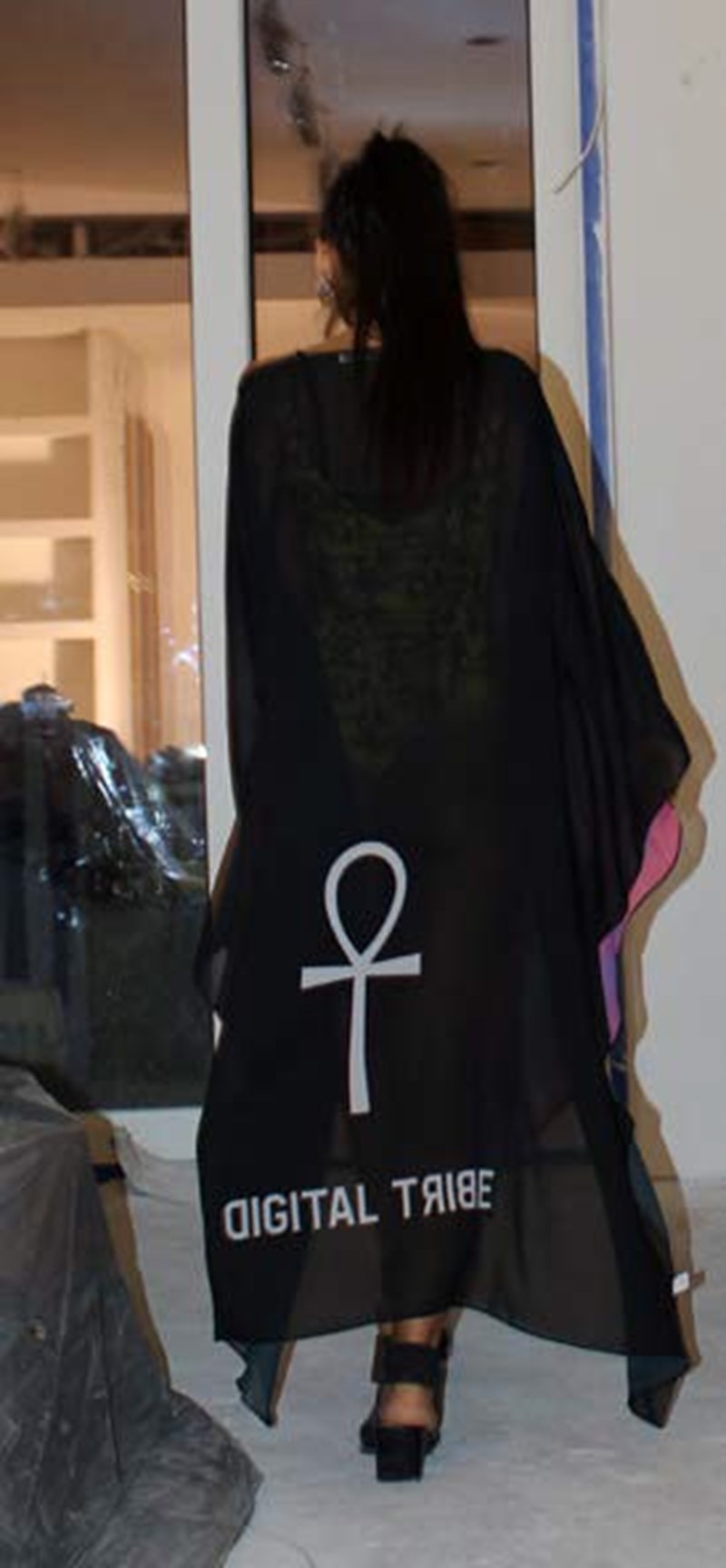 Digital Tribe: Τα μεταξωτά φουλάρια που θα φορέσεις με πολλούς διαφορετικούς τρόπους - εικόνα 9