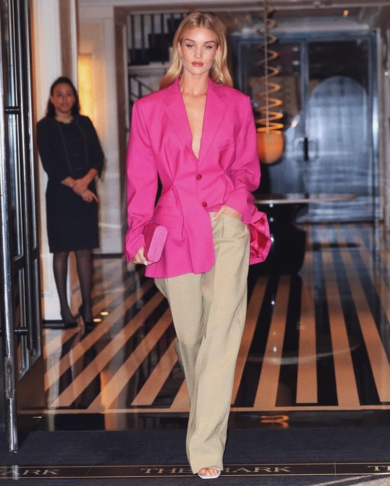 Πώς θα κρατήσεις φέτος την clutch bag; Η Rosie Huntington-Whiteley σου δείχνει 6 chic τρόπους - εικόνα 2