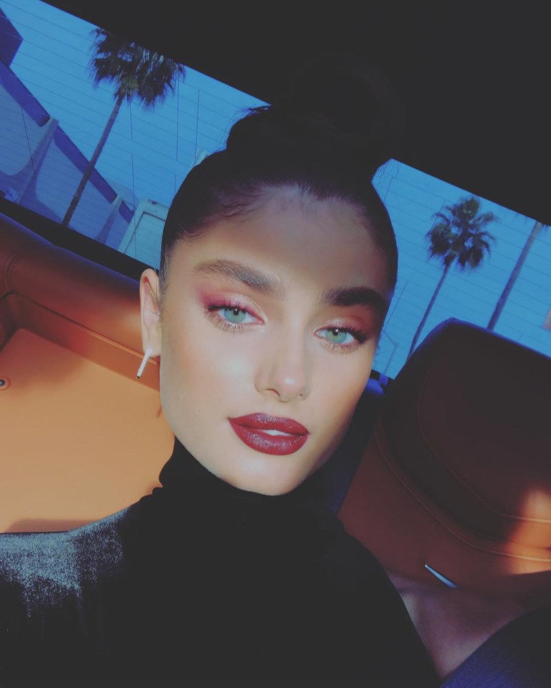 Μπορντό σκιά: Η τάση που θα σε κάνει να ξεχάσεις (για λίγο) τα neutrals - εικόνα 1