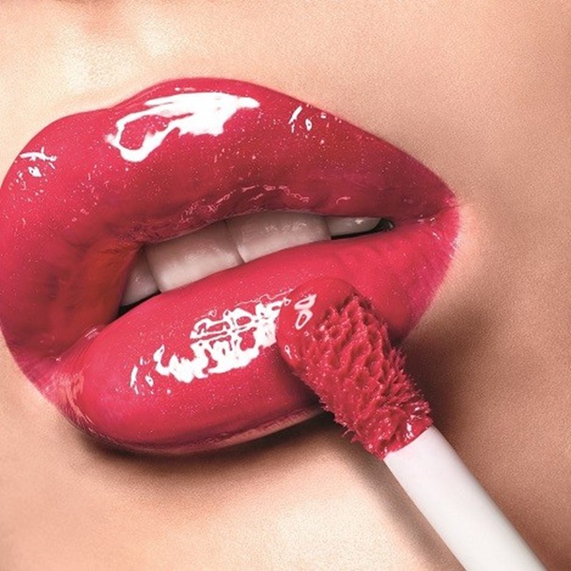 5 lip glosses με χρώμα που θα κάνουν τα χείλη σου ακαταμάχητα - εικόνα 1