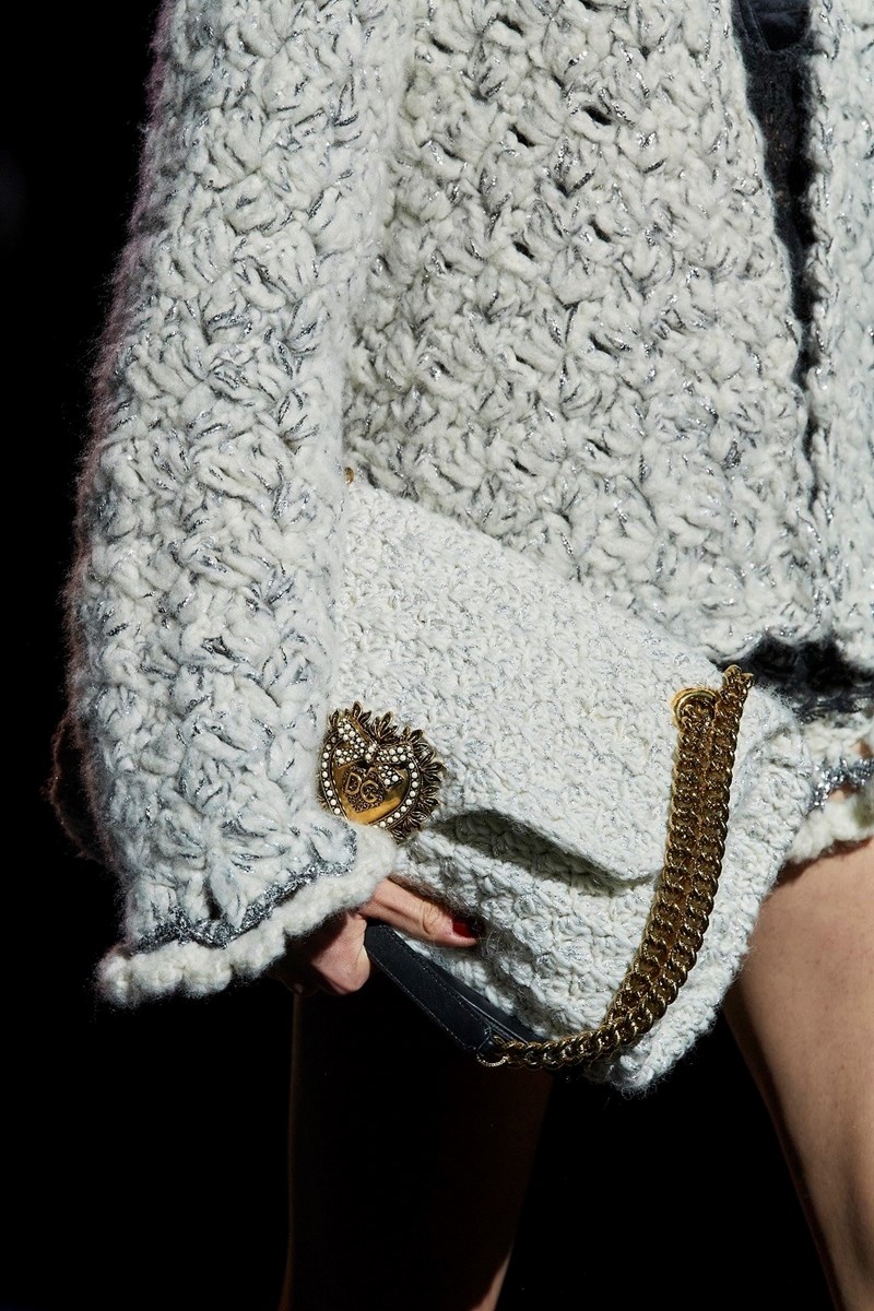 Οι Dolce & Gabbana έκαναν τις πλεκτές τσάντες πάλι τάση - εικόνα 3