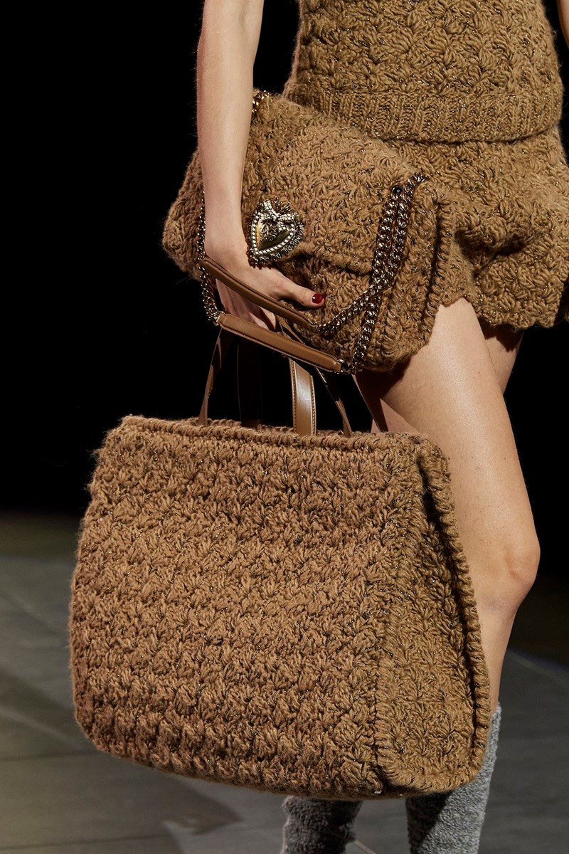 Οι Dolce & Gabbana έκαναν τις πλεκτές τσάντες πάλι τάση - εικόνα 6