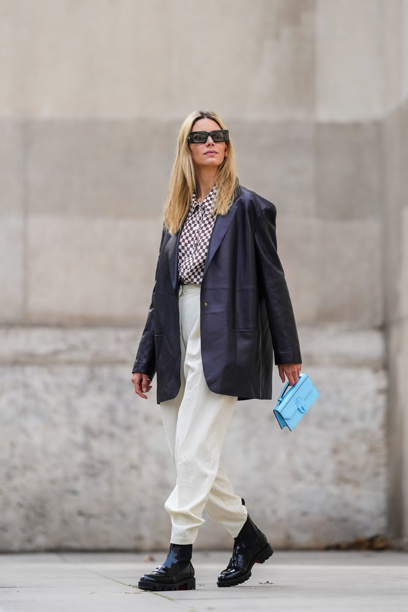 15 τρόποι να φορέσεις δερμάτινο σακάκι σαν influencer - εικόνα 1
