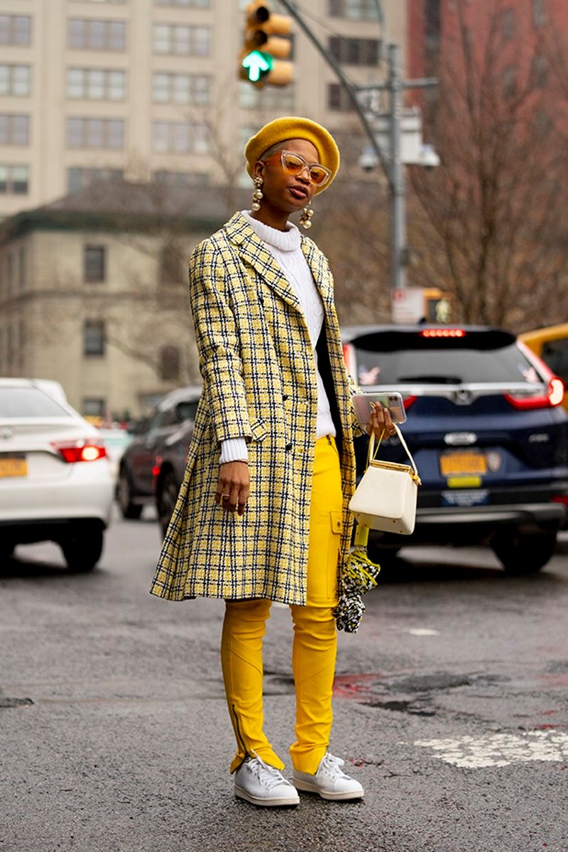 Color Splash: 20 street style looks για να σπάσεις τη «αυτοκρατορία» των γήινων τόνων - εικόνα 17