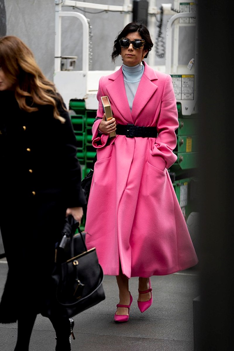 Color Splash: 20 street style looks για να σπάσεις τη «αυτοκρατορία» των γήινων τόνων - εικόνα 12