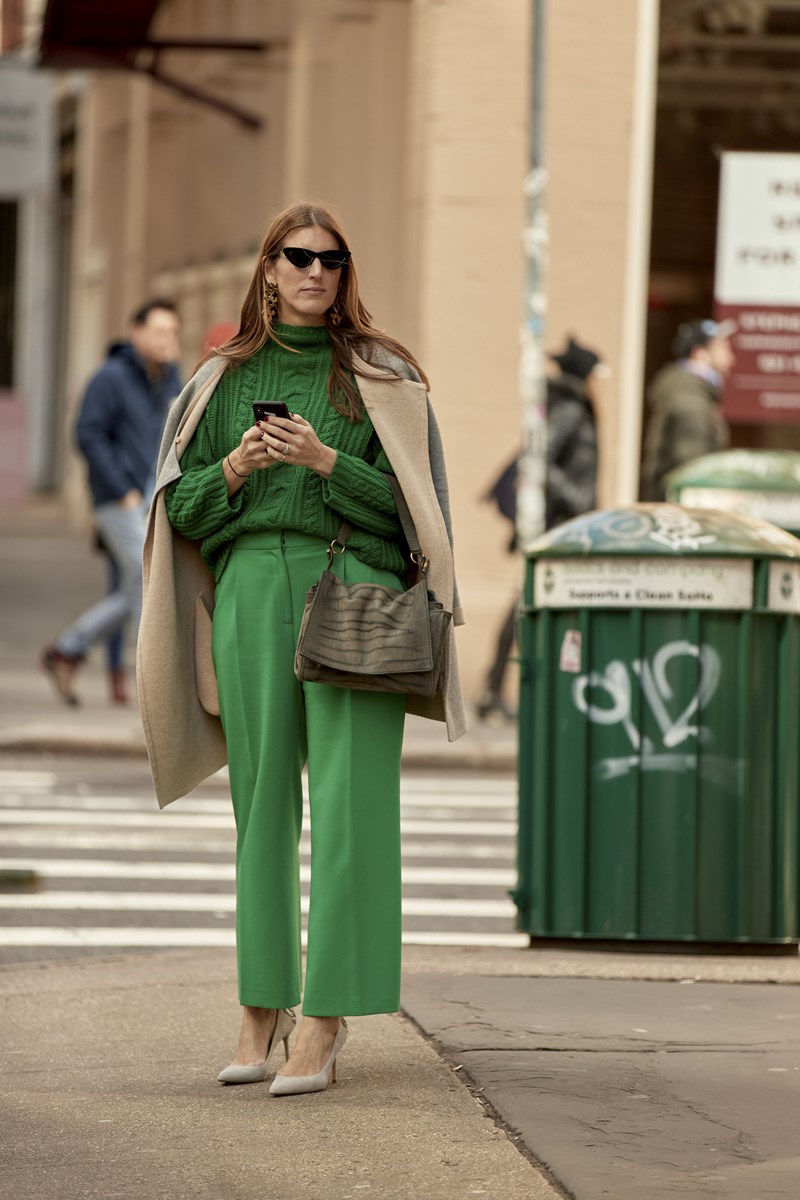 Color Splash: 20 street style looks για να σπάσεις τη «αυτοκρατορία» των γήινων τόνων - εικόνα 14