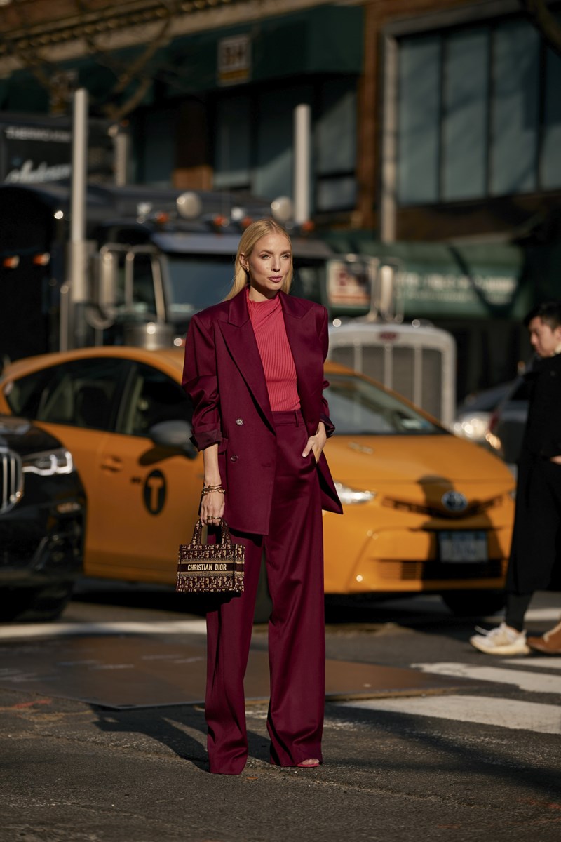 Color Splash: 20 street style looks για να σπάσεις τη «αυτοκρατορία» των γήινων τόνων - εικόνα 15