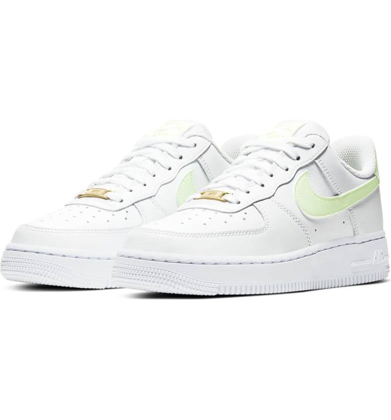 Βρήκαμε τα κλασικά sneakers που φορούν διαρκώς οι celebrities - εικόνα 5