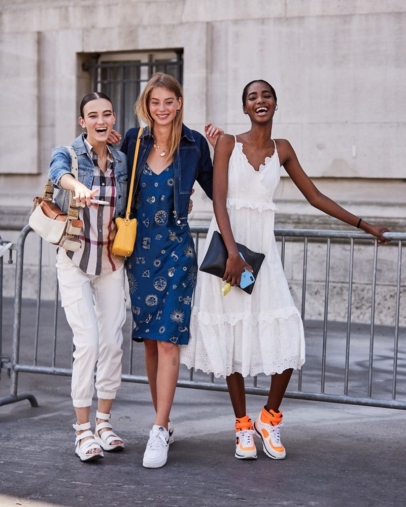 Βρήκαμε τα κλασικά sneakers που φορούν διαρκώς οι celebrities - εικόνα 1