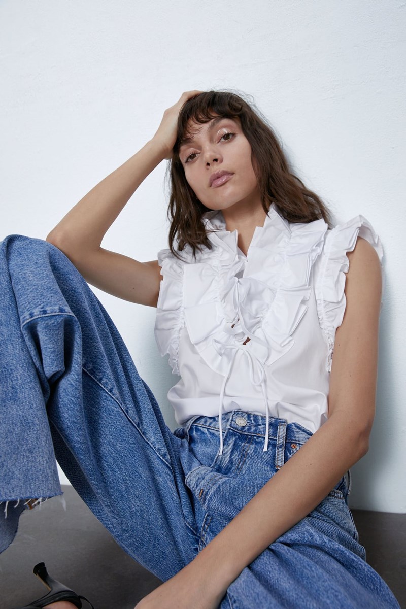 Όλες χρειαζόμαστε ένα λευκό τοπ! Σου βρήκαμε 8 από τα Zara - εικόνα 6