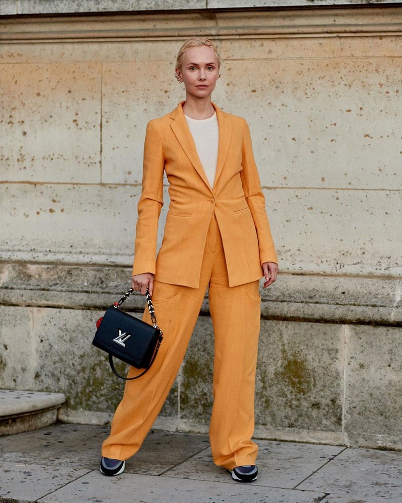 10 ολόφρεσκοι και απόλυτα on trend τρόποι να φορέσεις το κοστούμι αύριο (και όλο το μήνα) στο γραφείο - εικόνα 1