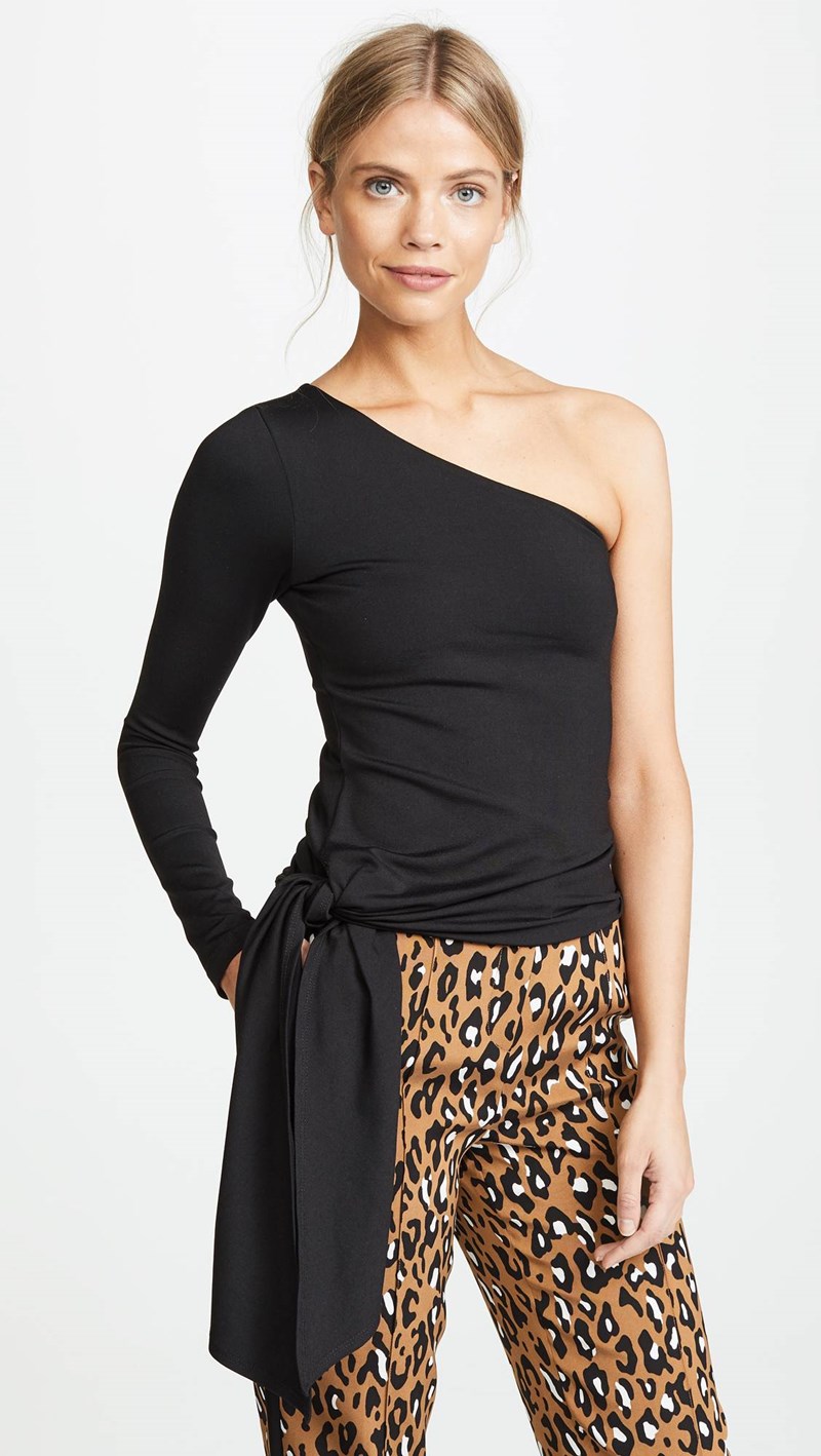 Γιατί όλες φορούν one shoulder top; 6 τρόποι να υιοθετήσεις την τάση - εικόνα 10